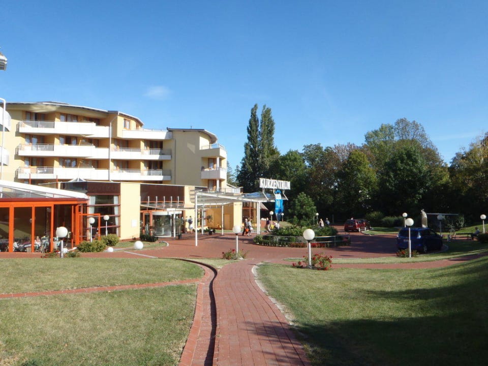 Auffahrt zum Kurhotel Vivea Hotel Bad Vöslau