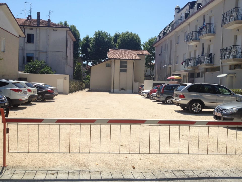 Parcheggio enorme recintato e dietro l' hotel Hotel Paris Resort