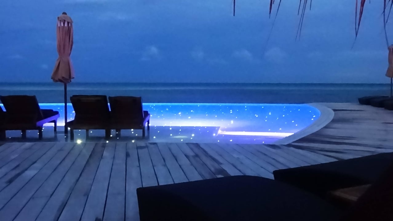 Infinity Pool am Sangu (Dämmerung) Kuredu Island Resort & Spa