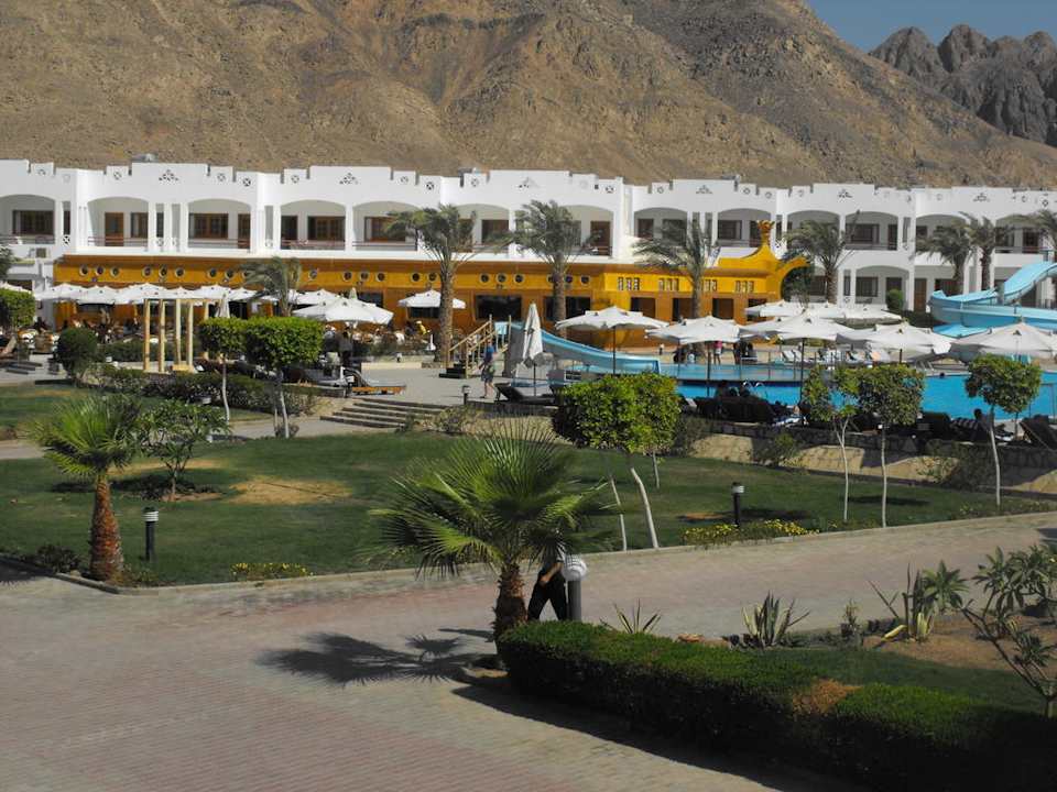 Blick zum 2. Pool, dahinter das Hauptrestaurant Happy Life Village