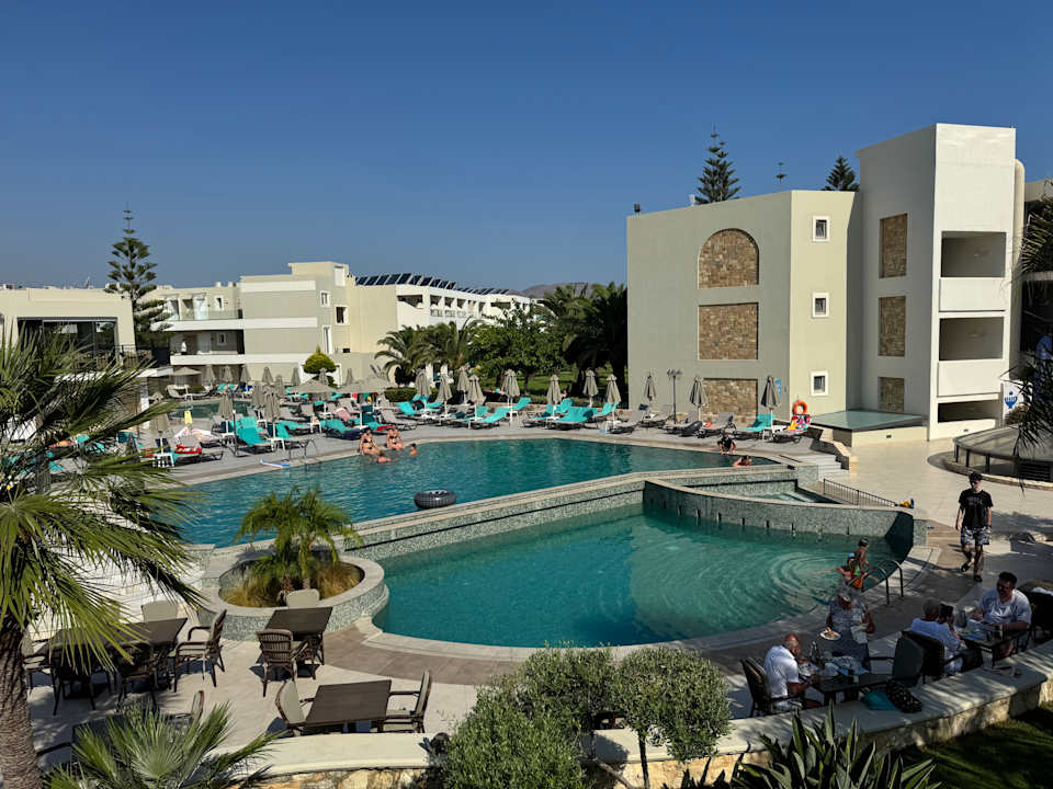 Pool Vantaris Palace