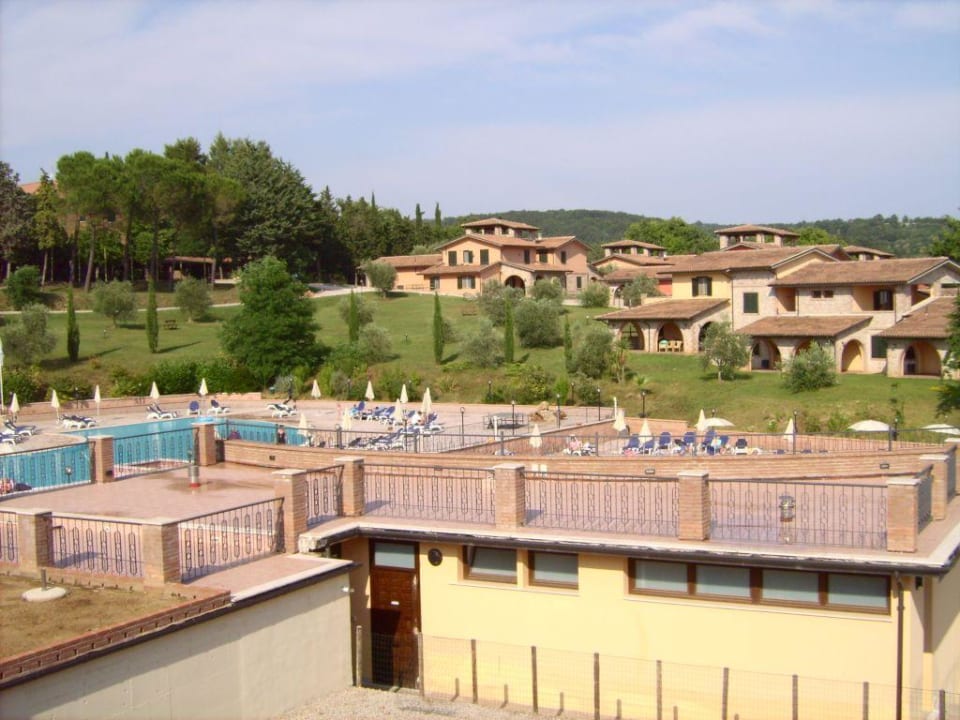 Hotelanlage mit Teil des Pools Pian Dei Mucini Resort