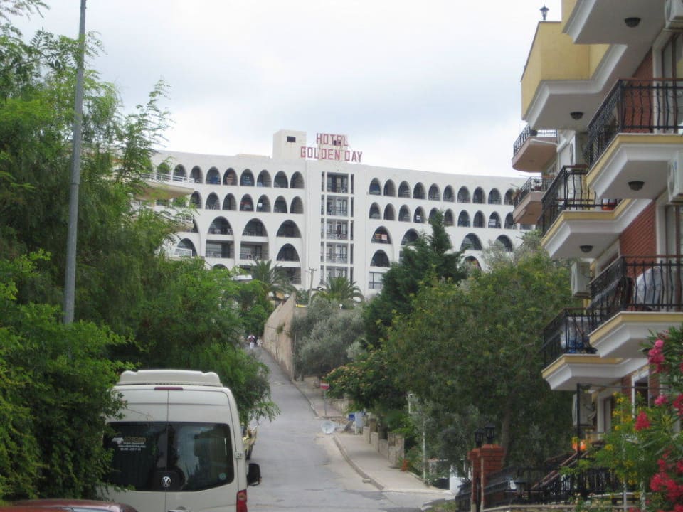 Здание вид издалека Hotel Golden Day