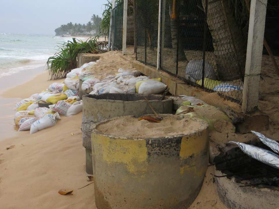 Die zur Zeit nicht so schönen Sandsäcke Hotel Haus am Meer Wilde Ananas