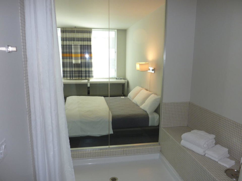 Zimmer Ausblick durch das Bad Hotel The Standard Downtown LA