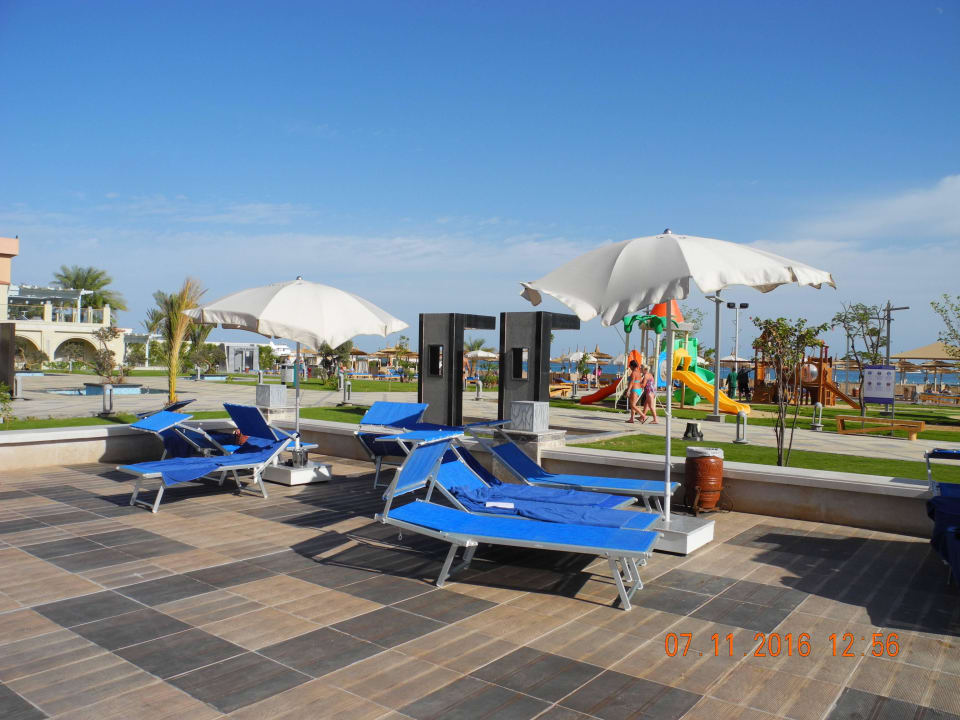 Ausreichend Liegen und Schirme Pickalbatros White Beach Resort - Hurghada