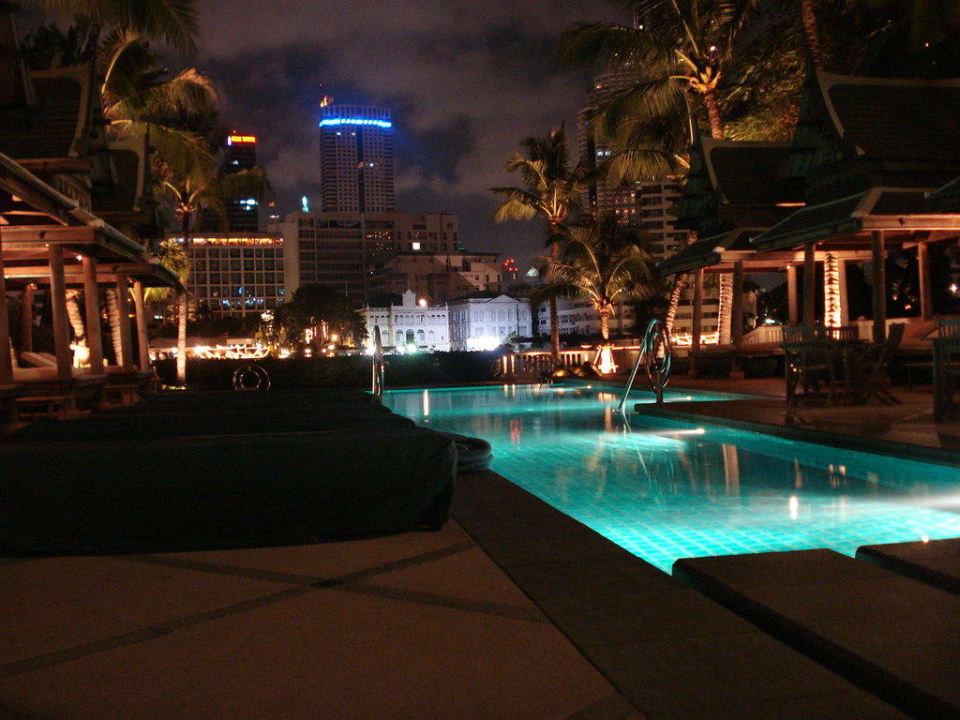 Beleuchteter Pool am Abend Hotel The Peninsula Bangkok