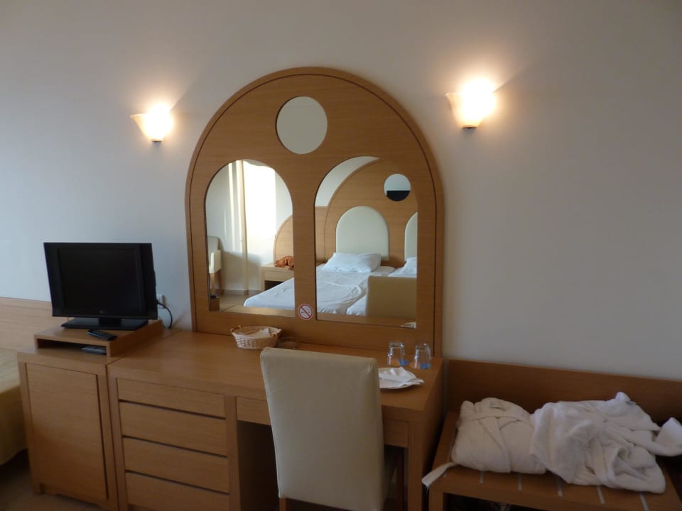 Fernseher mit Anrichte Hotel Kalithea Horizon Royal