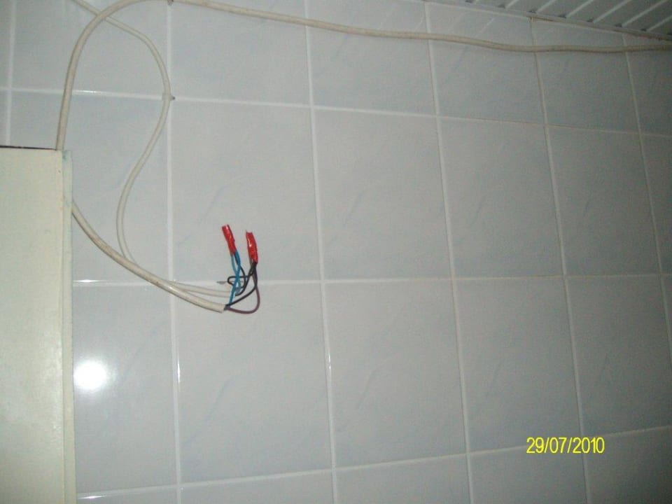 Stromkabel in der Dusche Acar Hotel
