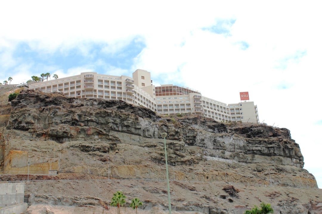 Widok hotelu z plaży Amadores Hotel Riu Vistamar