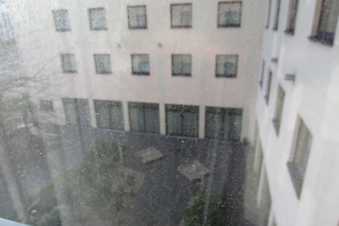 Innenhof Holiday Inn Express Berlin City Center