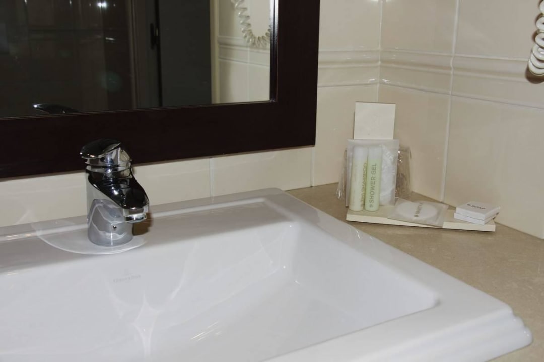 Waschtisch mit Kosmetikartikeln Golden Tulip Warsaw Centre Hotel