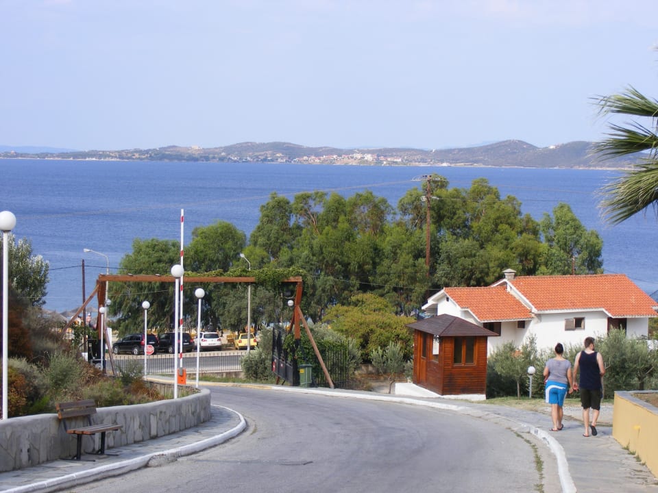 Straße zum Strand Akrathos Beach Hotel