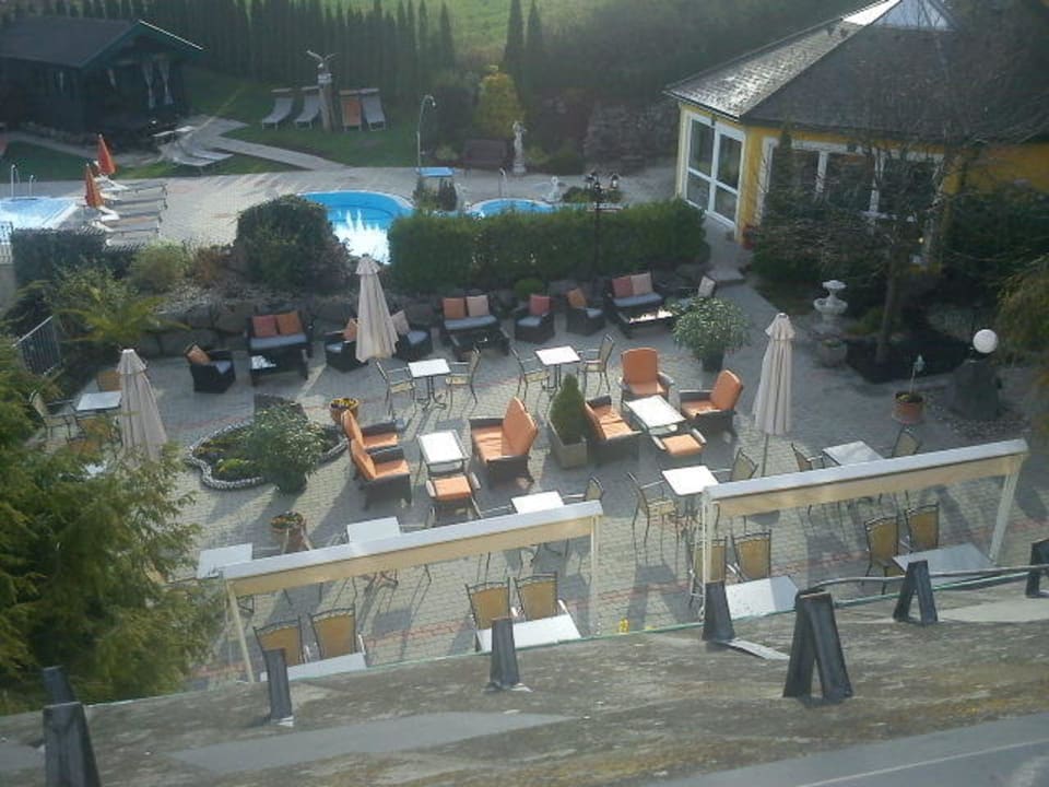 Zimmerausblick  auf Pool und Gastgarten Schlössl Hotel Kindl