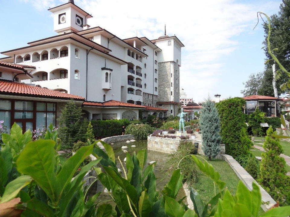 Links Hallenbad, rechts das Hotel Helena Sands