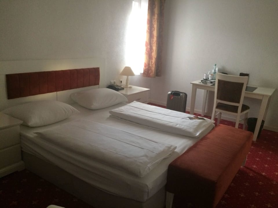 Doppelbett und Schreibtisch Hotel Unique Dortmund Hauptbahnhof