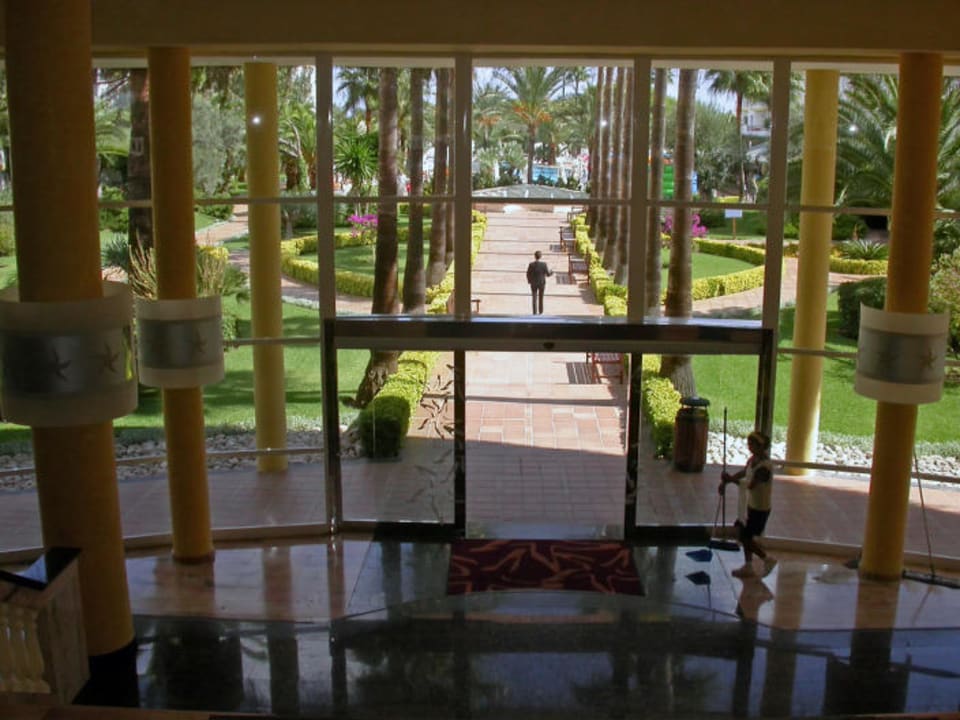 Blick von der Rezeption in den Garten Iberostar Selection Albufera Park