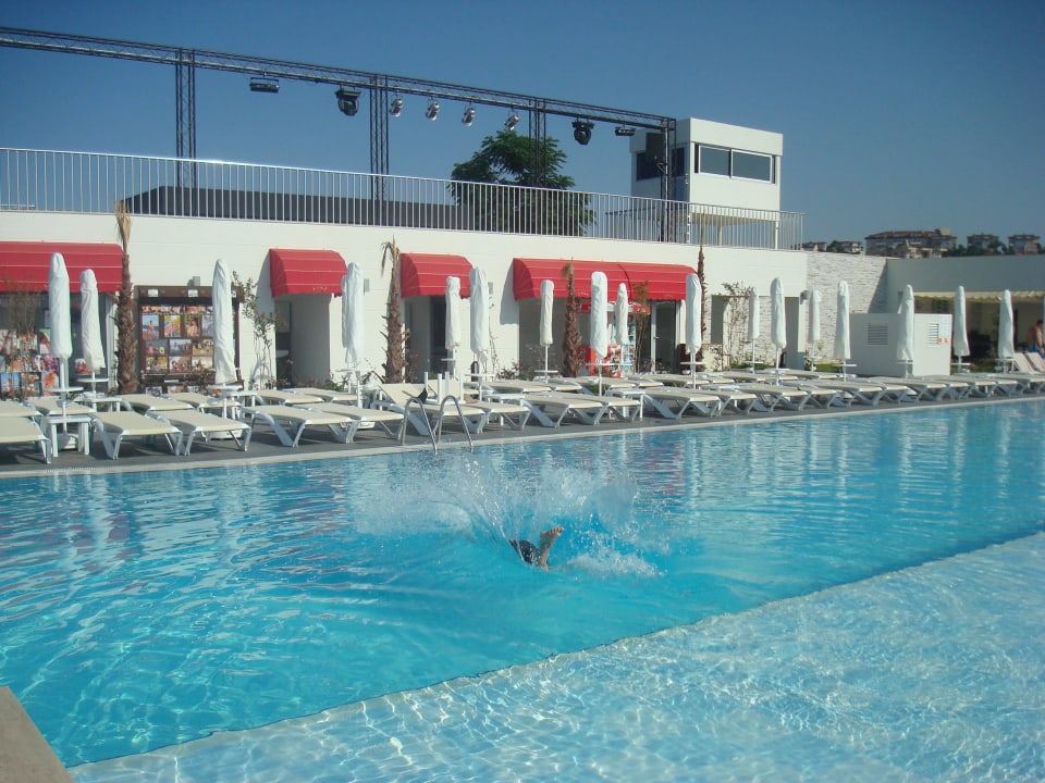 Вот он бассейн , здесь только половина White City Resort Hotel