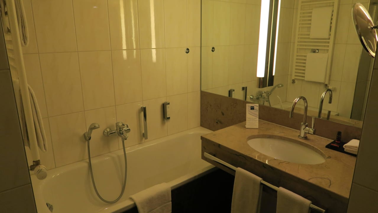 Badewanne und Waschbecken Dorint Hotel am Heumarkt Köln