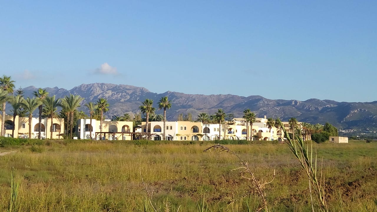 Blick von der Meerseite auf die Bungalows Grecotel Casa Paradiso