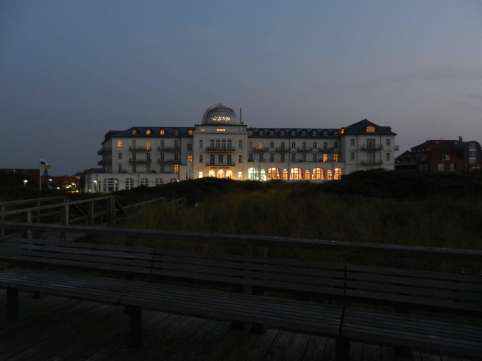 Abendlicher Blick aufs Hotel von der Aussichtsdüne Strandhotel Kurhaus Juist