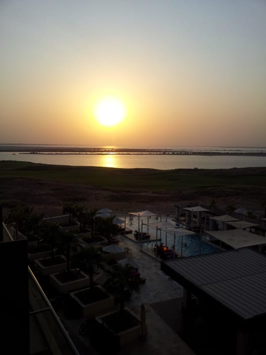 Sonnenuntergang am Pool Crowne Plaza Hotel Yas Island