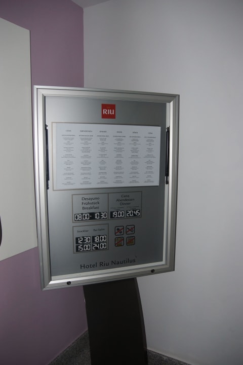 Hinweis der Öffnungszeiten des Speisesaals Hotel Riu Nautilus - Adults only