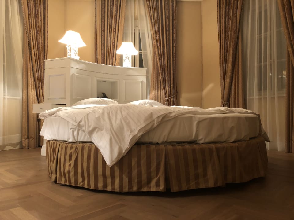 Schönes rundes Bett, im tollem Turmzimmer Falkensteiner Schlosshotel Velden