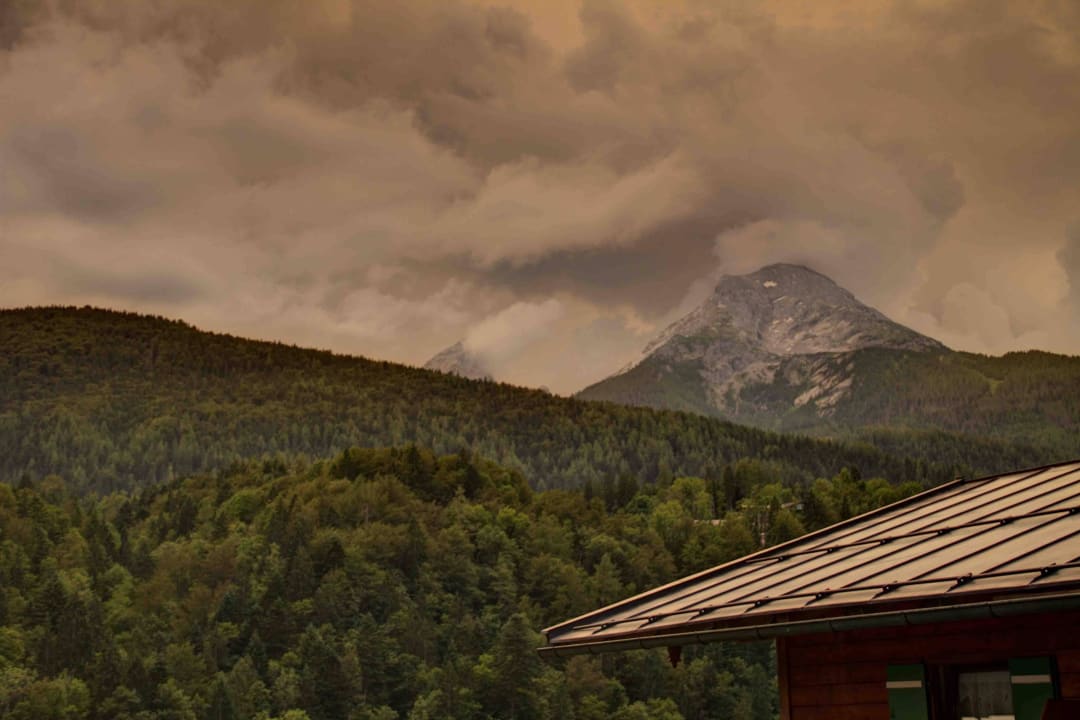 Der Watzman in Gewitterwolken vom Balkon Ferienwohnungen Wiesenlehen
