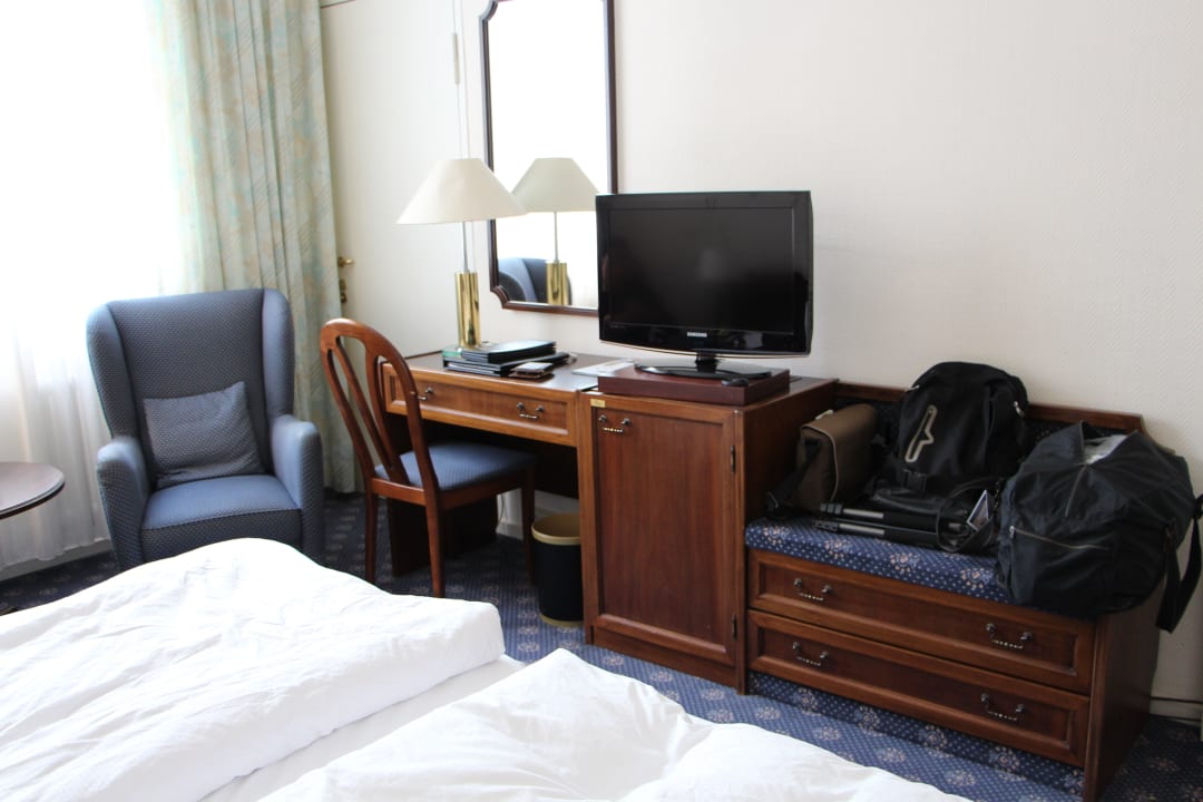 Tisch etc. Hotel Bristol Berlin