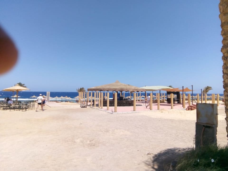 Blick zum Meer und Strandbar, wird ausgebaut! Three Corners Sea Beach Resort