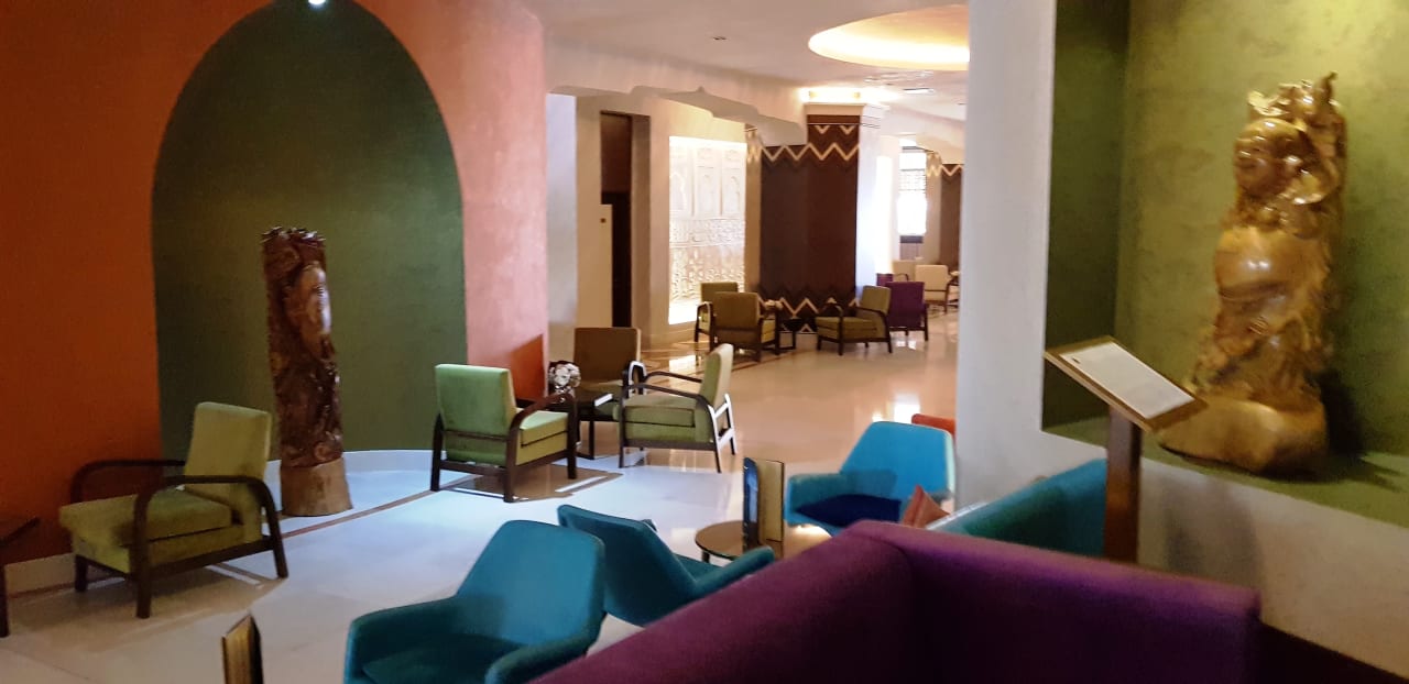 Im EG viele Kunstwerke Royal Taj Mahal Hotel