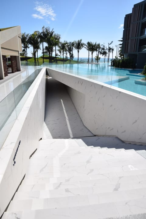 Unter dem Pool durch zum Strand. La Vela Khao Lak