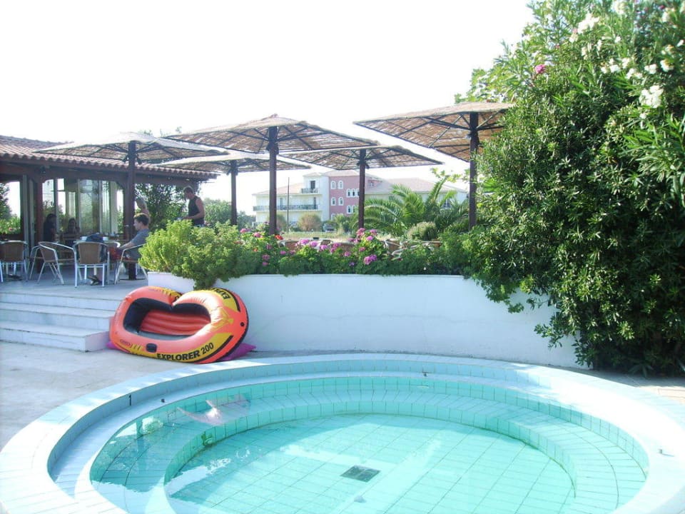 Jacuzzi und Restaurant im Hintergrund Hotel Klelia