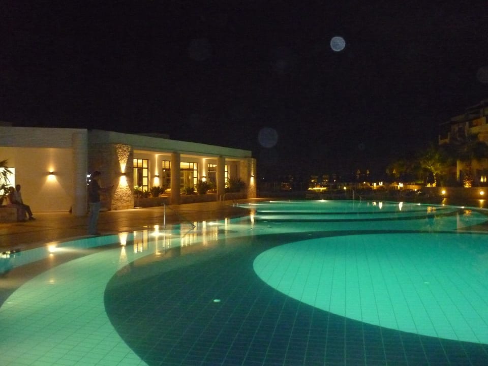 Pool bei Nacht Grand Hotel Holiday Resort