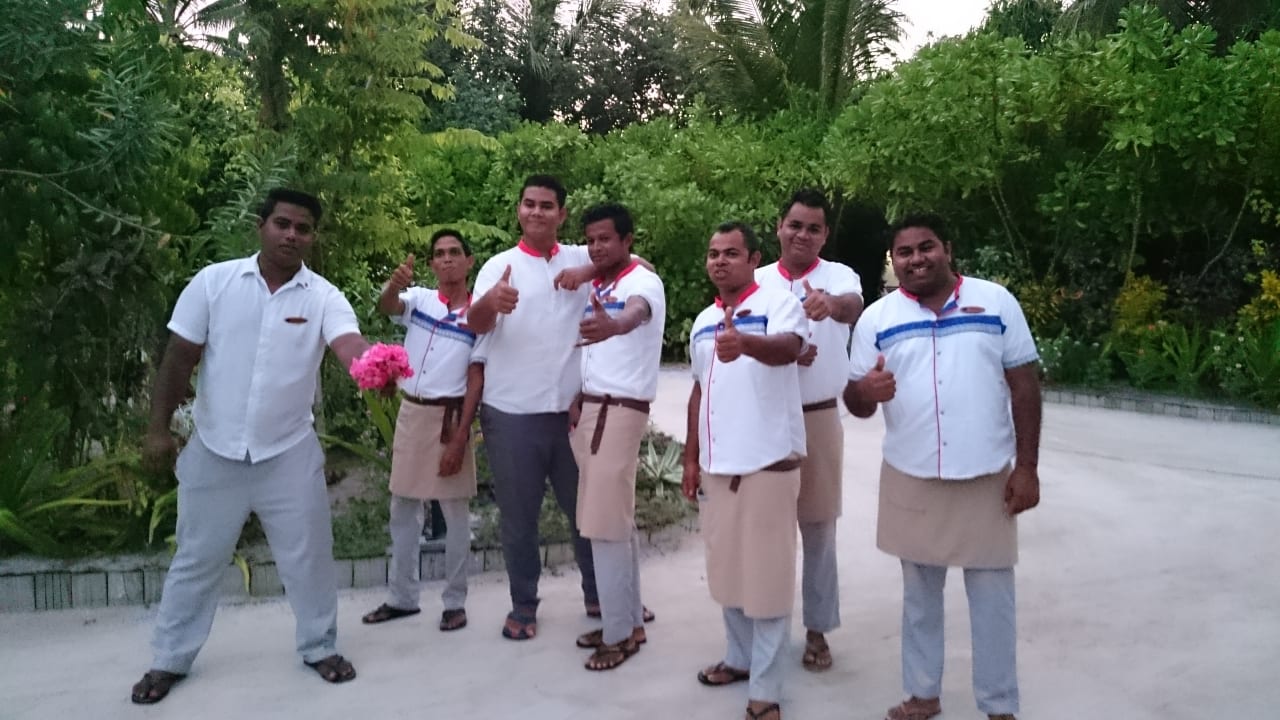 Amaya Büffet Team - ...immer ein lächeln NH Collection Maldives Havodda Resort