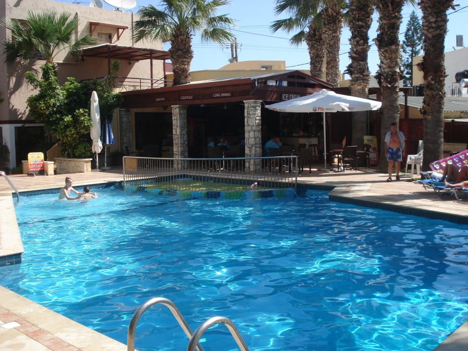 Sauberes Wasser im Pool Hotel Latania Apartments