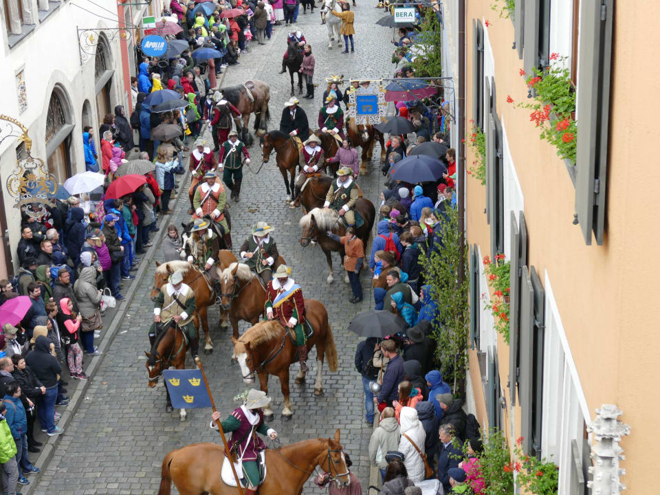 Blick aus Zimmer 304 beim Festumzug. Der Reichsküchenmeister - Das Herz von Rothenburg