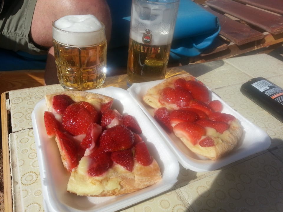 Erdbeerkuchen an der Strandbar nur für uns! Pickalbatros Aqua Park Resort - Hurghada