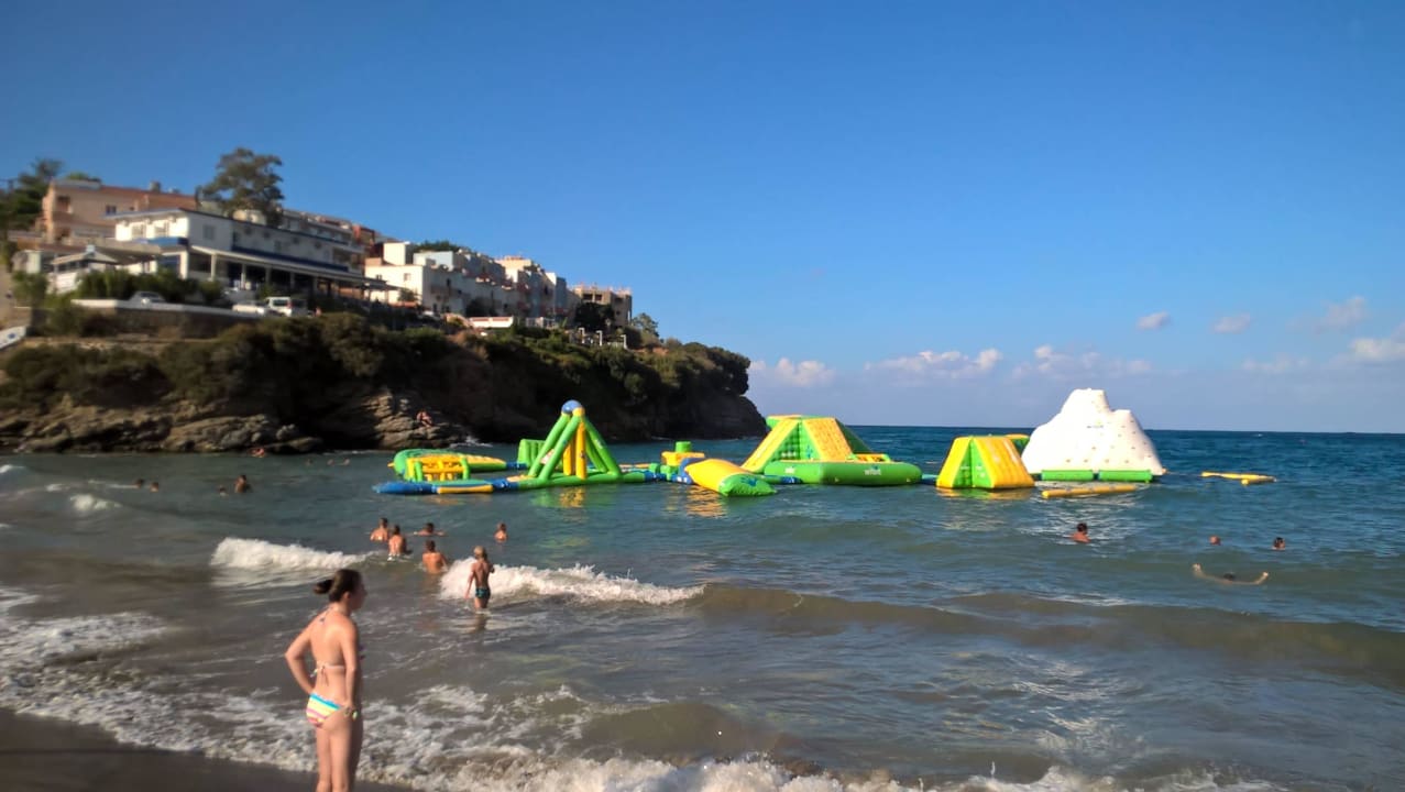 Strand mit Wasserspielplatz Liza Mary Hotel