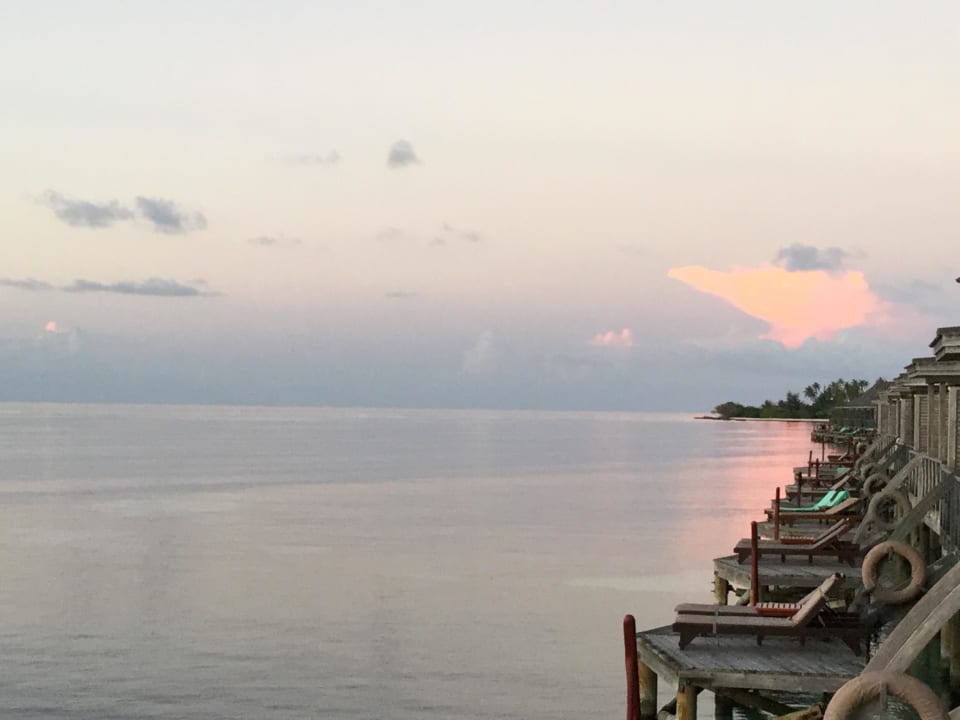 Watervilla am Abend Kuredu Island Resort & Spa