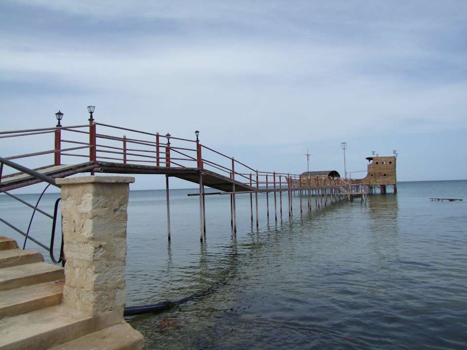 Über den Steg erreicht man das "Piratenschiff" Alassio Hotel and Thalasso
