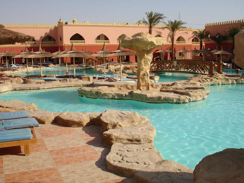 Teil der Poolanlage mit Poolbar Pickalbatros Alf Leila Wa Leila Resort - Neverland Hurghada