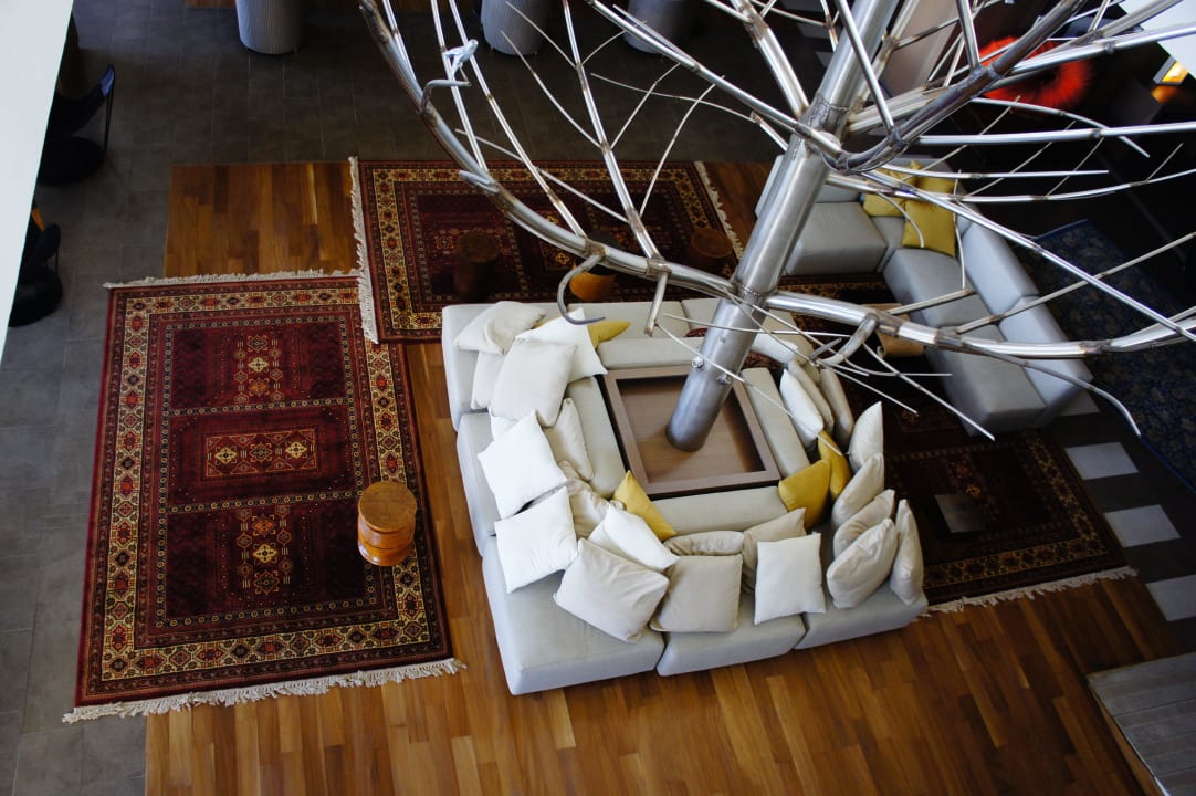 Ein moderner Baum der über 2 Stockwerke reicht Aquagrand Artistic Luxury Beach Resort - Adults only