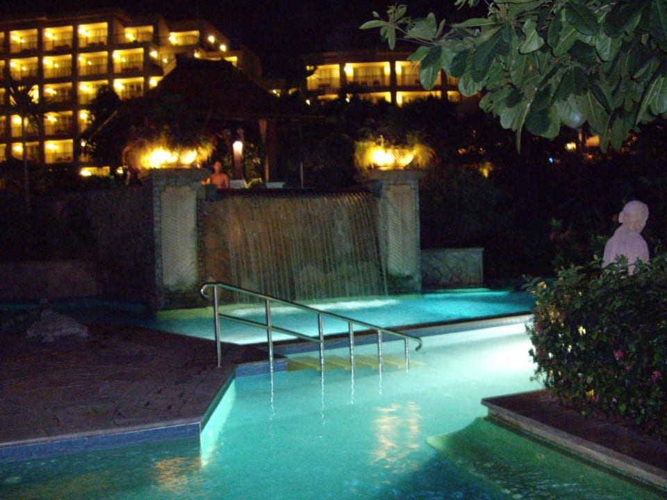 Pool bei Nacht, darf bis 22 Uhr genutzt werden Hotel Sanya Marriott Resort & Spa