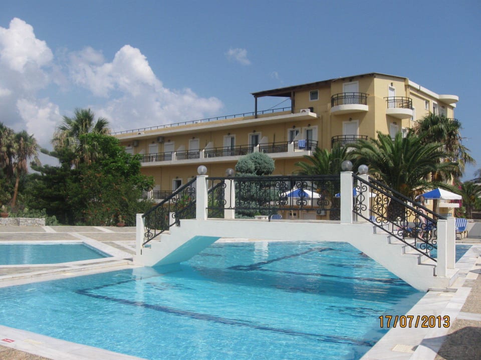 Blick vom Pool zum Gebäude Vantaris Annex Garden Vantaris Luxury Beach Resort