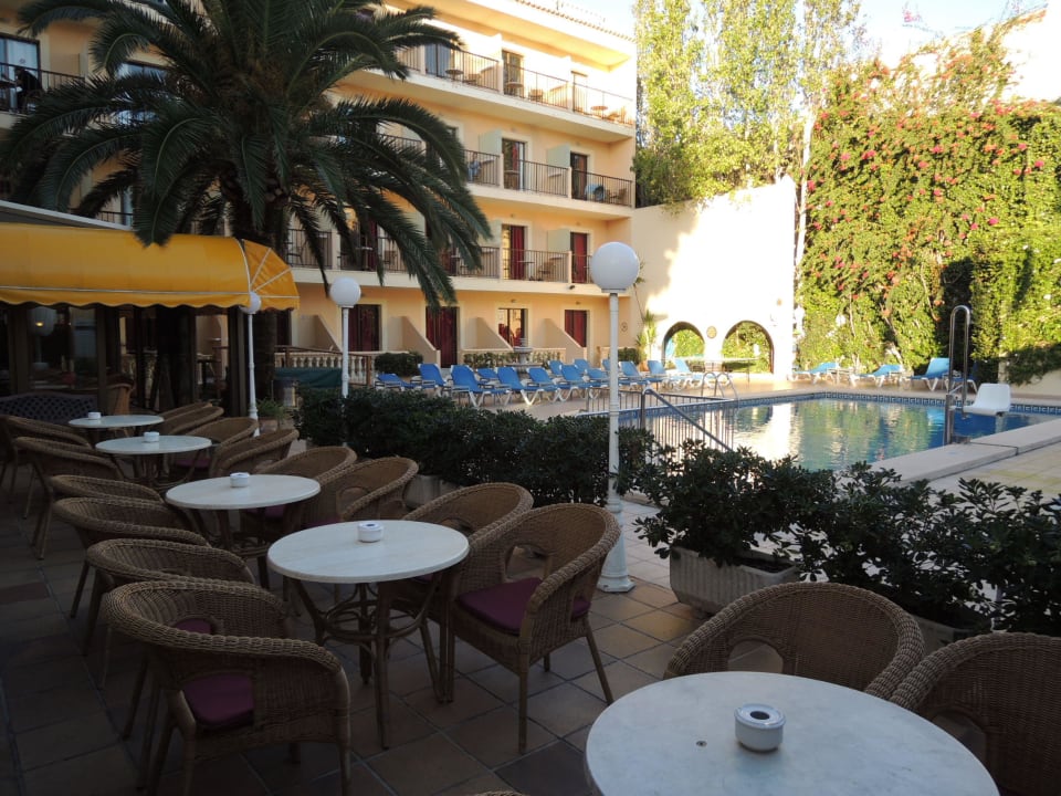 Bestuhlung im Poolbereich Hotel Amoros