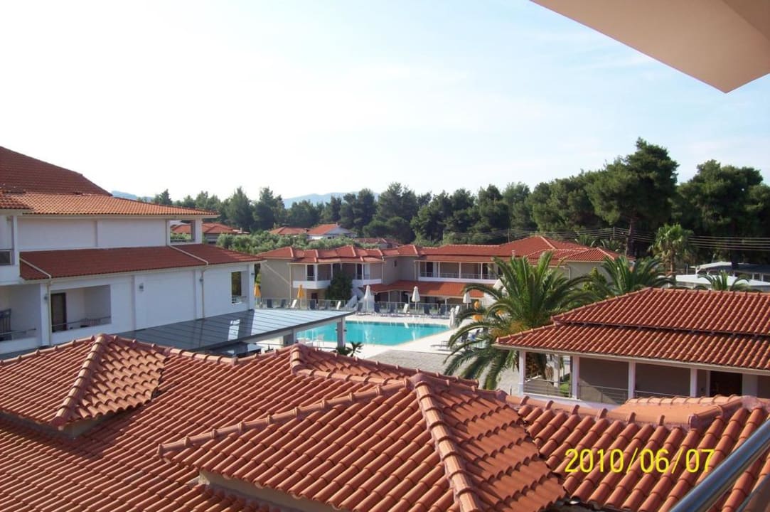 Ausblick zum Pool Hotel Lagomandra Beach