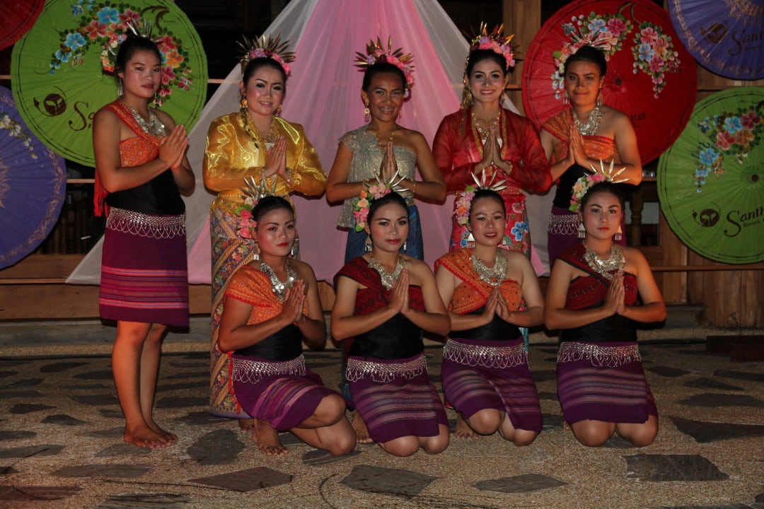Thai-Showtanz beim Büffet Santhiya Koh Phangan Resort & Spa