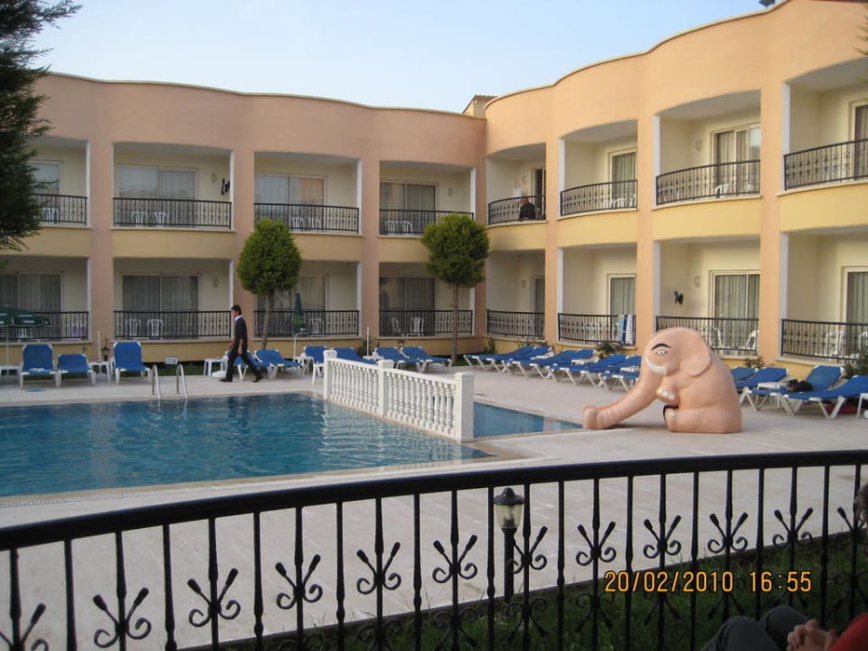 Pool und Innenbereich Sayanora Hotel